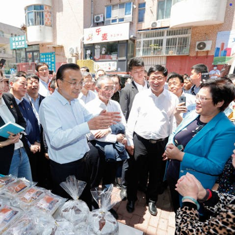 李克強(qiáng)稱贊地攤經(jīng)濟(jì)、小店經(jīng)濟(jì)：是人間的煙火，是中國的生機(jī)